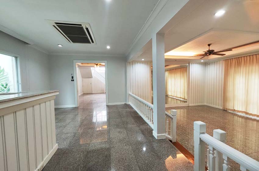 House with Shared Pool in Srinakarin 